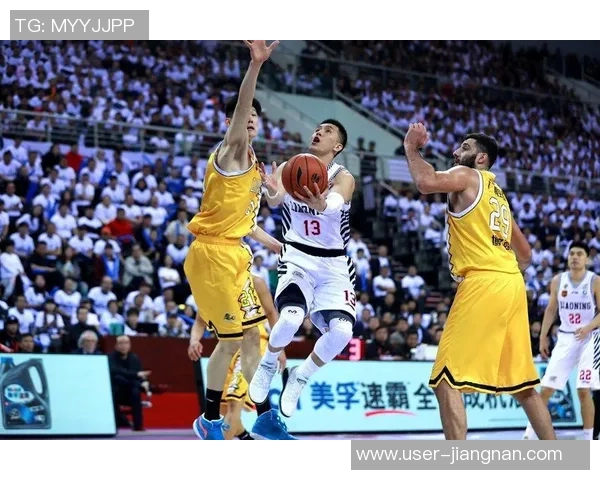 篮球场上的泪水与欢笑交织，运动员心灵深处的真实情感展现