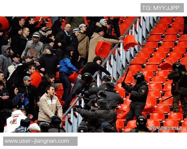 足球场上激烈冲突引发球员打架事件球迷反应热烈引发广泛讨论 足球场上激烈冲突引发球员打架事件球迷反应热烈引发广泛讨论